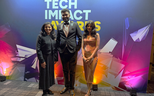 Asmar Nadeem ,  Armin Mustafa and  Mahrukh Awan from SAIReco posing for photo with Edith Bowman at Tech Impact Award
